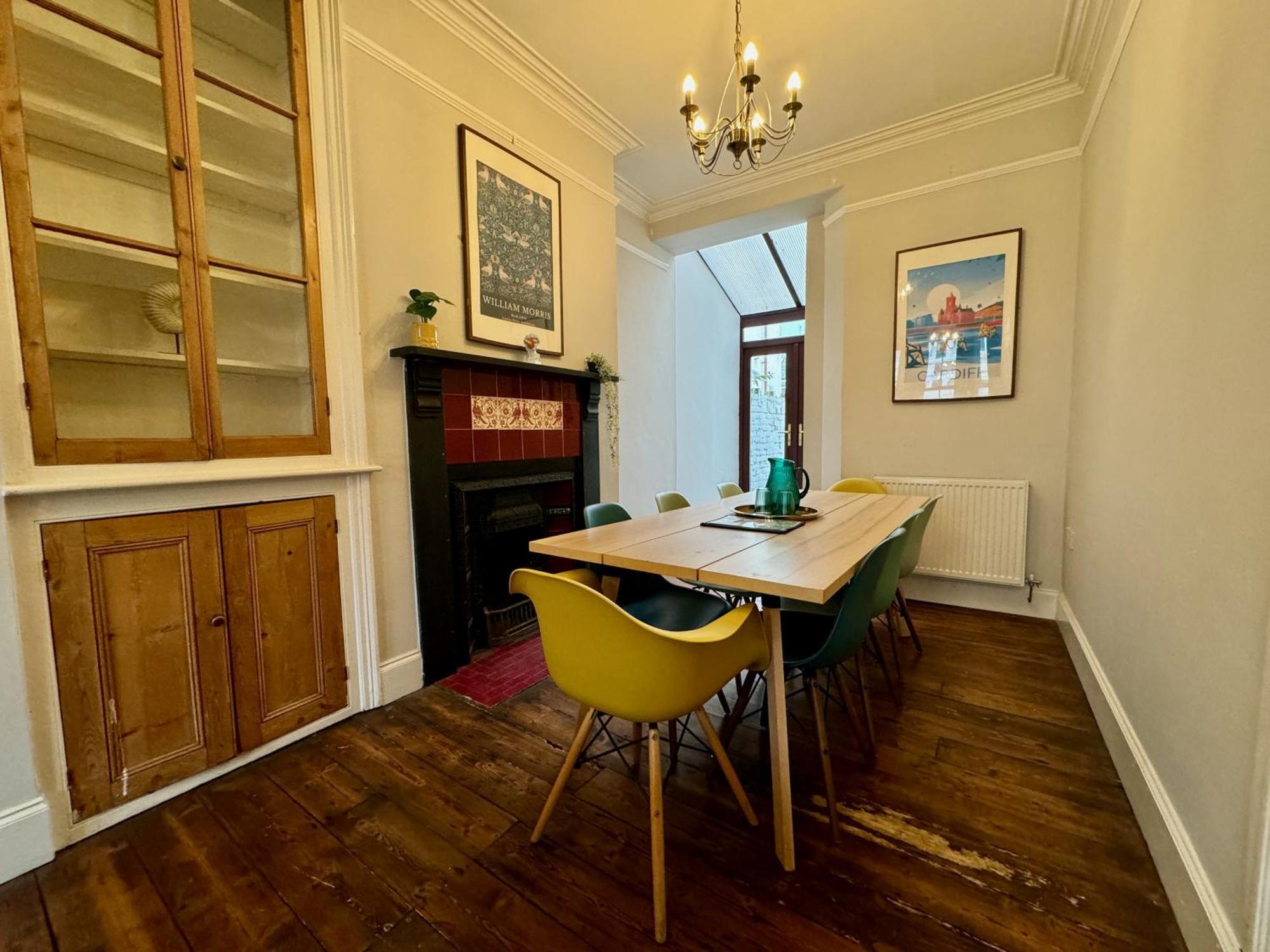Large Citycentre Townhouse & Hot Tub, Pool Table And Offroad Parking Cardiff Exterior photo